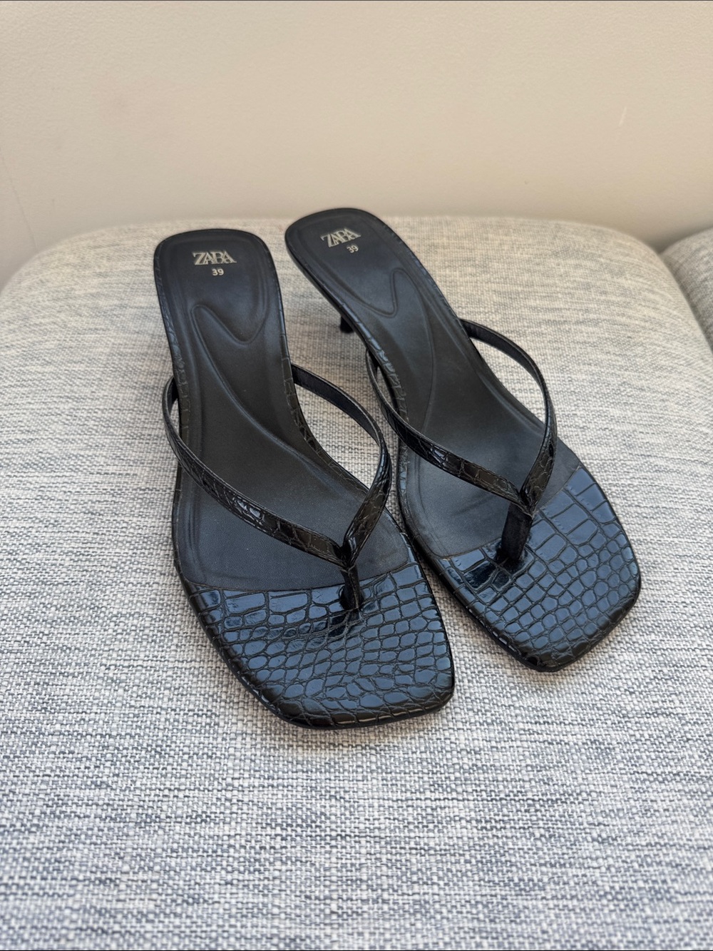 ZARA Black Croc-Embossed Thong Kitten-Heel Sandals